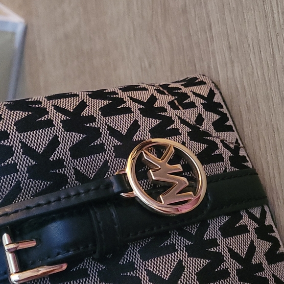 Micheal Kors Monogram Purse for Fall - Picture 5 of 12